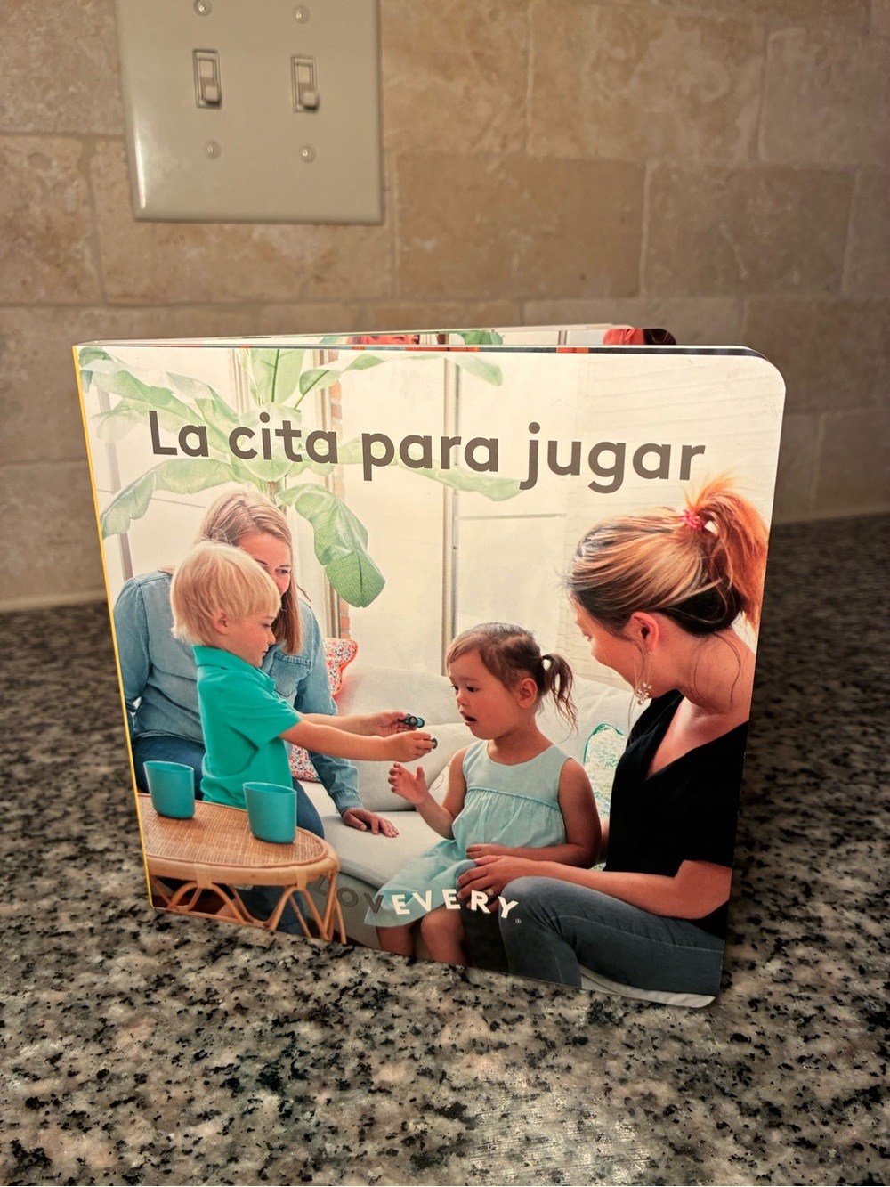 Lovevery Spanish La cita para jugar board book